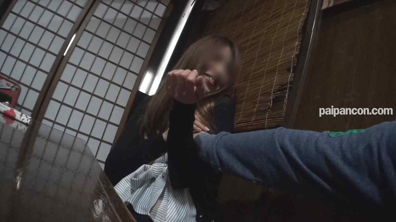 FC2-PPV-890646 - 【無碼ｘ個人攝影】人妻愛奴3號　在居*屋跟老公喝*時硬把她叫過來！把老公灌醉後直接在玄關中出內射【附高畫質特典影片】